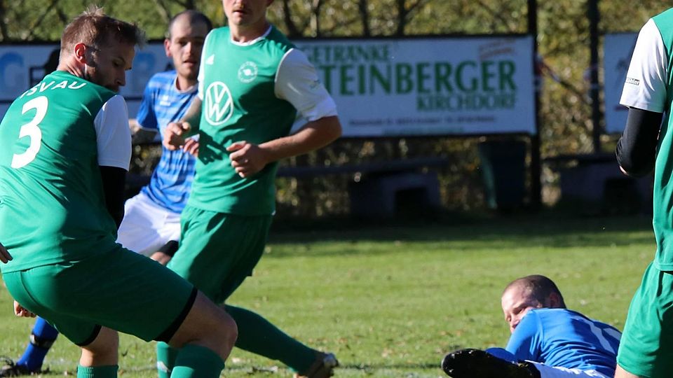 Wiedersehen am letzten Spieltag: Im Oktober trennten sich der SC Kirchdorf (Thomas Kittel, am Boden) und der TSV Au (Ivan Andrik, l.) 0:0. Ein Unentschieden wäre für die Kirchdorfer dieses Mal zu wenig.