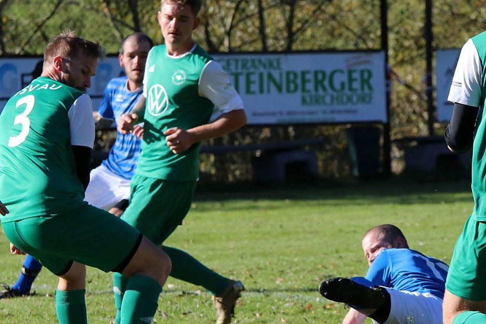 Wiedersehen am letzten Spieltag: Im Oktober trennten sich der SC Kirchdorf (Thomas Kittel, am Boden) und der TSV Au (Ivan Andrik, l.) 0:0. Ein Unentschieden wäre für die Kirchdorfer dieses Mal zu wenig.