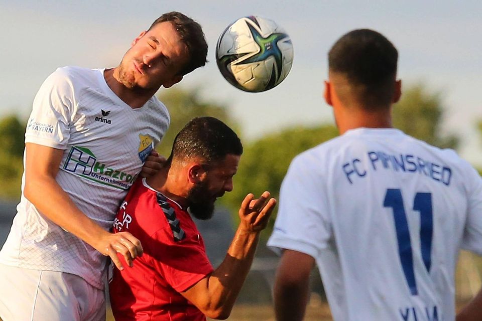 Sieger im Kopfballduell ist in dieser Szene der Pipinsrieder Daniel Jelisic. Jubeln durfteam Ende aber der ehemalige FCP-Kicker Emre Arik (Mitte), Augsburg setzte sich durch.