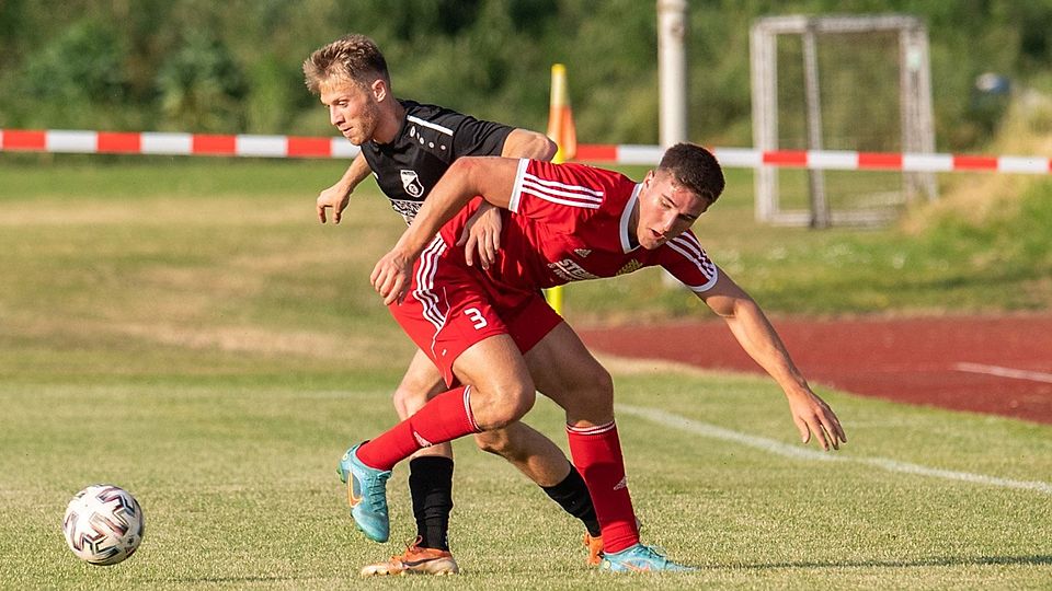 Vorteil Tegernheim: Machen Tobias Schwarzmeier (in Schwarz) und der FCT am Samstag den finalen Schritt zum Landesliga-Erhalt?