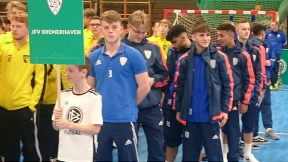 Die U19-Kicker des JFV Bremerhaven sind bei der deutschen Futsalmeisterschaft in Gevelsberg Vierter geworden. Das Foto zeigt das Team vonTrainer Stephan Penning bei der Vorstellung der Mannschaften.Penning