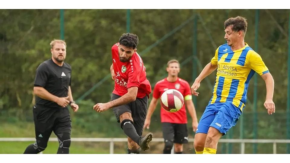 Mahir Marankoz (l.) trifft und trifft und trifft auch eine Klasse höher für den FC Amedspor Wetzlar. Alleine in der Hinrunde der Kreisoberliga West schon 30 Mal, sodass sein Team auch hier wieder ganz oben mit dabei ist. © Isabel Althof