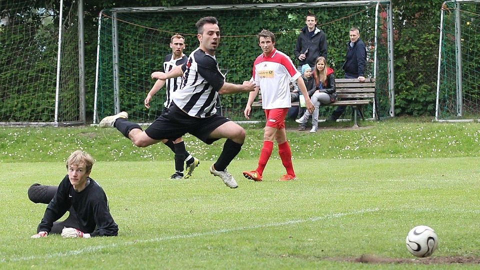 Daniele Ballatore in Aktion: 36 Tore erzielte der im Spiel bei Eibach II förmlich abhebende Italiener in den bisherigen 28 Saisonspielen für den Kreisligisten SpVgg Nürnberg. (Foto: Zink).