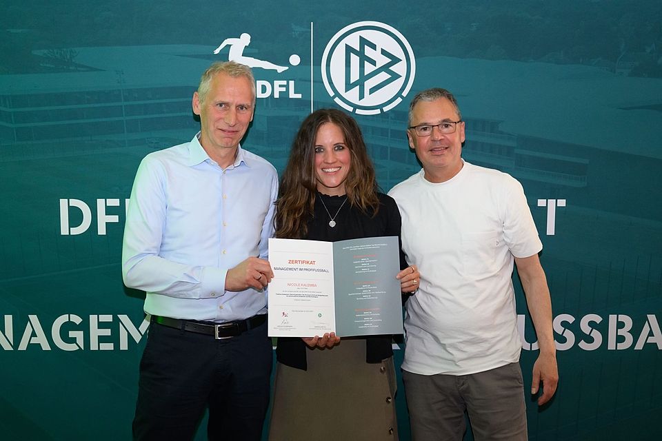 Dr. Nicole Kalemba wird von von DFB-Geschäftsführer Andreas Rettig (re.) und DFL-Leiter Ansgar Schwenken (li.) für ihre Arbeit ausgezeichnet.