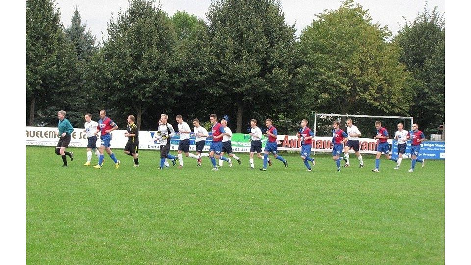 Einlaufen der Mannschaften von Kretzschau und Bornitz (Foto: SV Kretzschau)