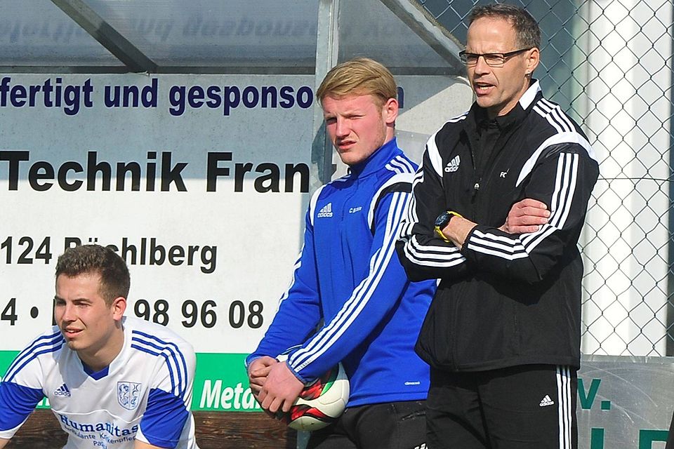 Plötzlich wieder mittendrin im Abstiegskampf steckt der FC Büchlberg um Coach Josef Wagner. F: Geisler