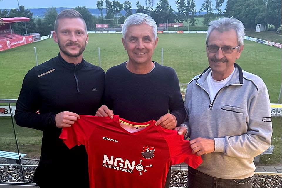 Aubstadts Klubboss Herbert Köhler (re.) begrüßt den neuen Cheftrainer Claudiu Bozesan (mi.) sowie Co-Trainer David Büschelberger. Aubstadts Klubboss Herbert Köhler (re.) begrüßt den neuen Cheftrainer Claudiu Bozesan (mi.) sowie Co-Trainer David Büschelberger.