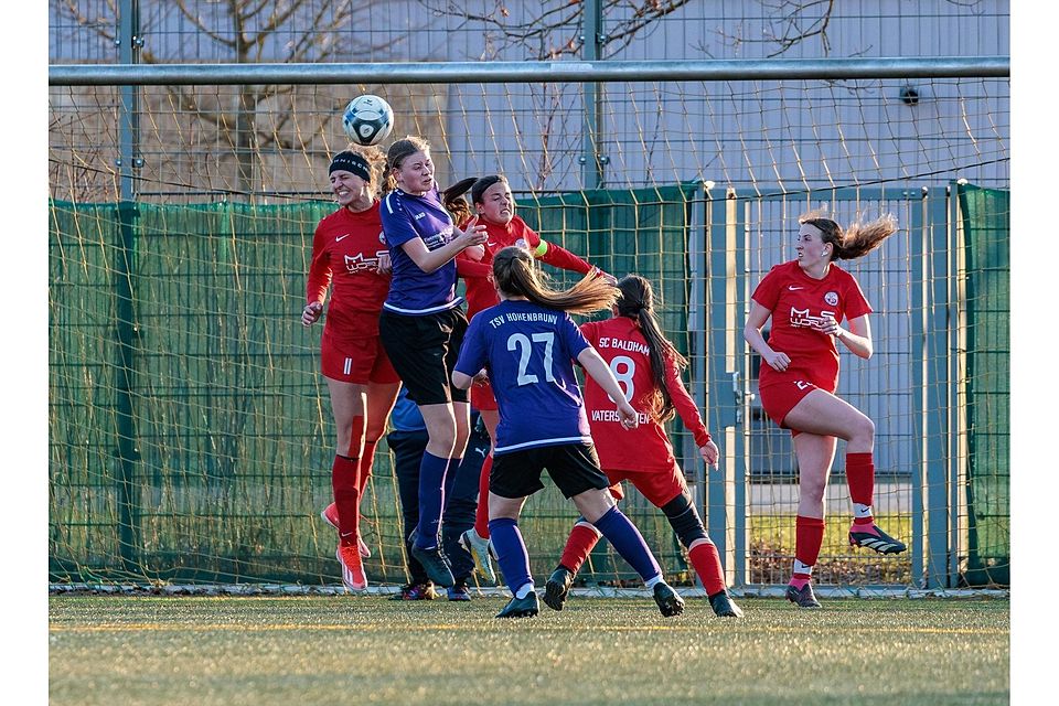 Augen zu vor dem Kopfball: Baldhams Luisa Sieger-Krumpholz (li.) und Valentina Schmidt gegen Teresa Gebhard.