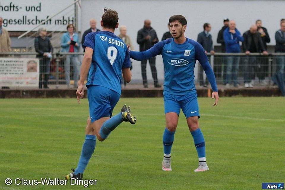 Schon wieder Jubelpartner: Janek Ripplinger und Giorgio Del Vecchio waren nach dem 5:0 in Pfeddersheim erneut maßgeblich an einem Mainzer Fünferpack beteiligt.