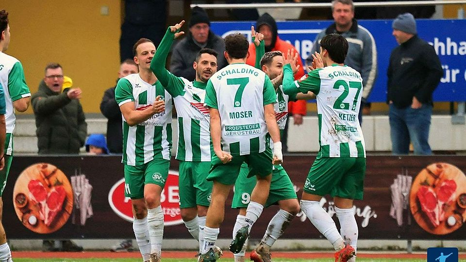 Fabian Schnabel, kennt man! Naürlich auch Markus Gallmaier! Aber wer jubelt da noch im SVS-Trikot?