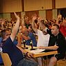 Da gehen alle Hände in die Höhe: Beim Gesamtstaffeltag in Westgartshausen werden alle Staffelleiter entlastet und wiedergewählt. Foto: Ralf Mangold