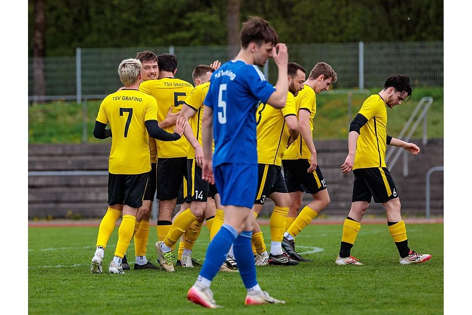 Ihren Torschützen zum 2:0, Johannes Oswald, feiern die Grafinger, Poing ist geknickt.