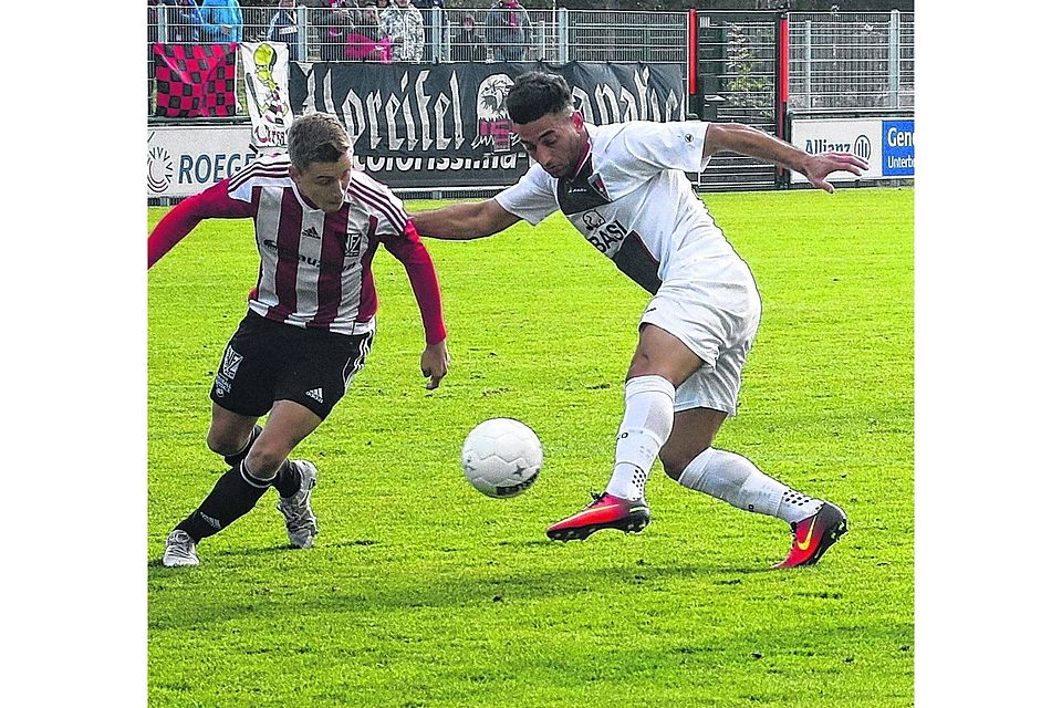 FC Wegberg-Beeck – VfL Rheinbach 2:0: Sahin Dagistan (r.) versucht, an seinem Rheinbacher Gegenspieler vorbeizukommen. Foto: Royal