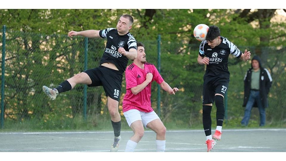 Der Sprung ins Kreispokalfinale ist Biedenkopf mit dem 1:0 bei Vatanspor gelungen. In der anstehenden „englischen“ Gruppenliga-Woche haben David Alexandru Tudor (rechts) und Jan Niklas Runzheimer (links) mit dem VfL noch höhere Hürden zu überspringen. © Jens Schmidt