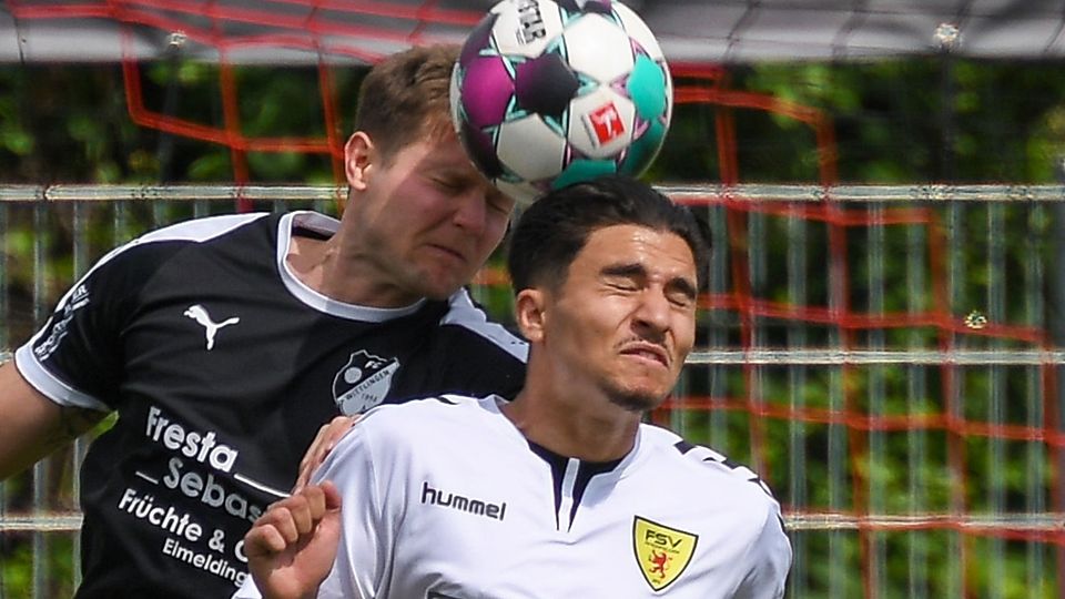 Augen zu und durch: Johannes Bastian vom FC Wittlingen II (hinten) geht ins Kopfballduell mit Kerem Yigit vom FSV Rheinfelden II. | Foto: Gerd Gründl