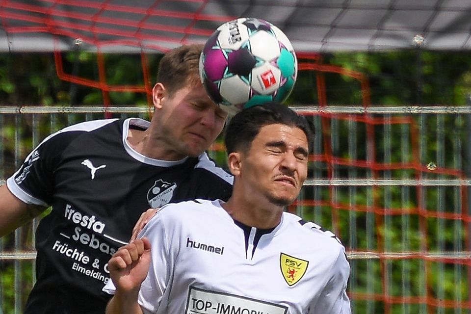 Augen zu und durch: Johannes Bastian vom FC Wittlingen II (hinten) geht ins Kopfballduell mit Kerem Yigit vom FSV Rheinfelden II. | Foto: Gerd Gründl