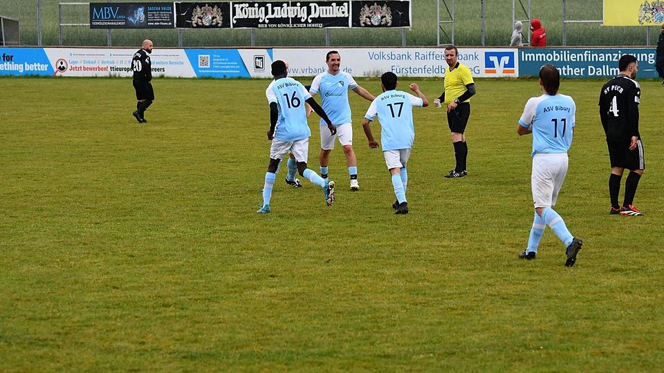 Knapp, aber geschafft: Der ASV Biburg (hellblaue Trikots) konnte über den Klassenerhalt jubeln.