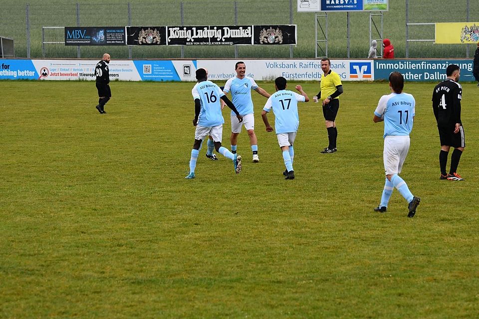 Knapp, aber geschafft: Der ASV Biburg (hellblaue Trikots) konnte über den Klassenerhalt jubeln. Knapp, aber geschafft: Der ASV Biburg (hellblaue Trikots) konnte über den Klassenerhalt jubeln.