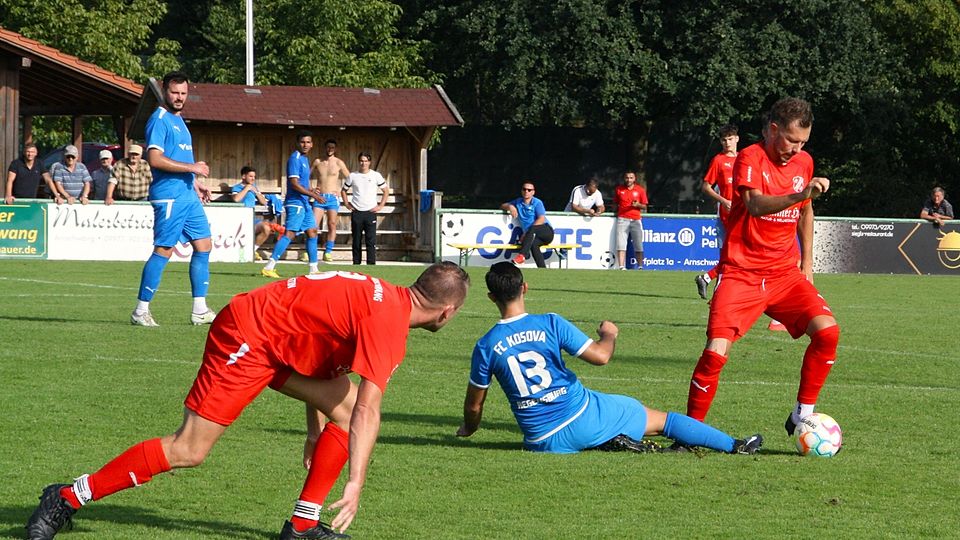 Die DJK Arnschwang (roter Dress) unterlag daheim mit 0:4 dem Tabellenführer FC Kosova Regensburg.