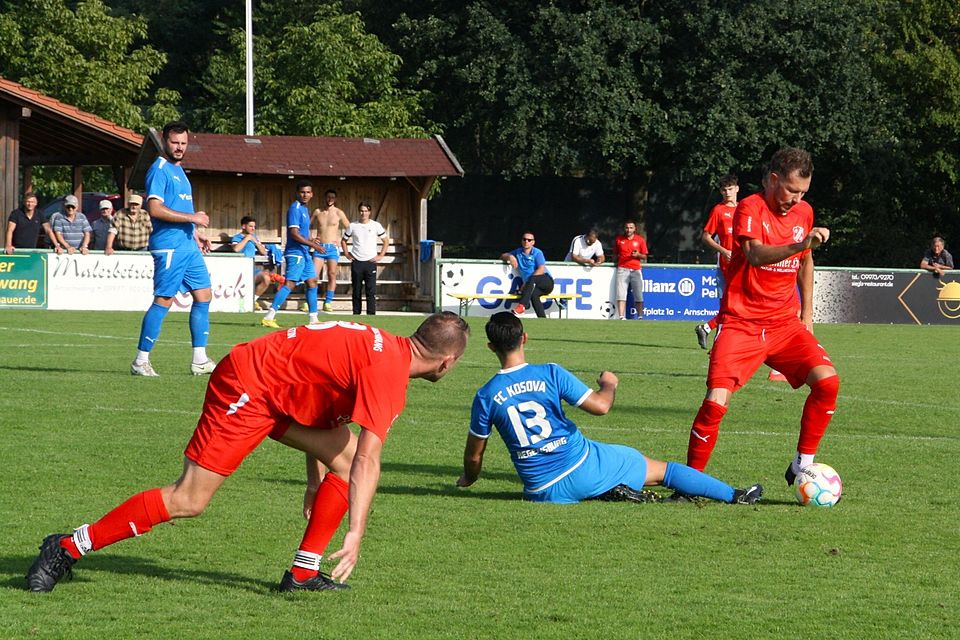 Die DJK Arnschwang (roter Dress) unterlag daheim mit 0:4 dem Tabellenführer FC Kosova Regensburg.