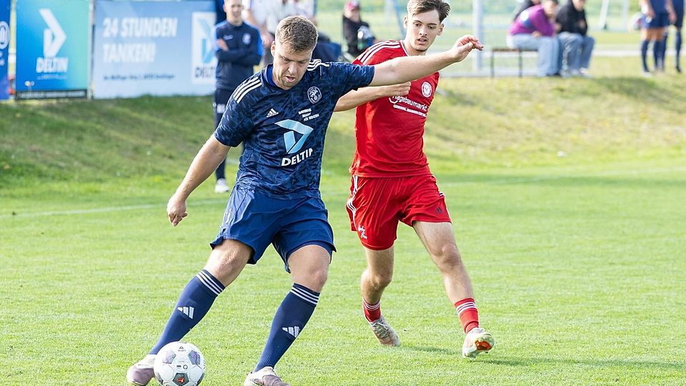 Fußball; Saison 2026/27; Kreisliga; Der zweifache Torschütze Simon Ried vom VfL Denklingen (in Blau) im heimspiel gegen den SC Unterpfaffenhofen am 3. Oktober 2026