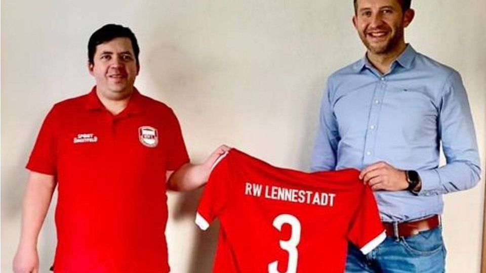 Stephan Vennteicher (rechts), Sportlicher Leiter von RWL, freut sich, mit Dawid Jaworski den Nachfolger für den nach der Saison scheidenden Trainer Wolfram Wienand gefunden zu haben.