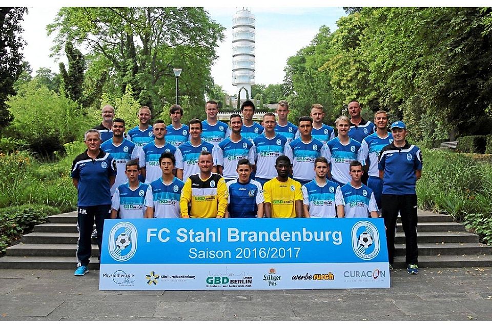 Mit diesem Kader geht der FC Stahl Brandenburg in die kommende Brandenburgligasaison 2016/17.  ©MZV