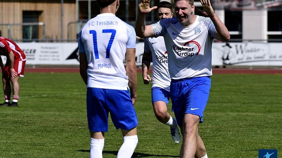Lukas Meindl (re.) war in der abgelaufenen Saison der beste Torjäger in den niederbayerischen Bezirksligen.
