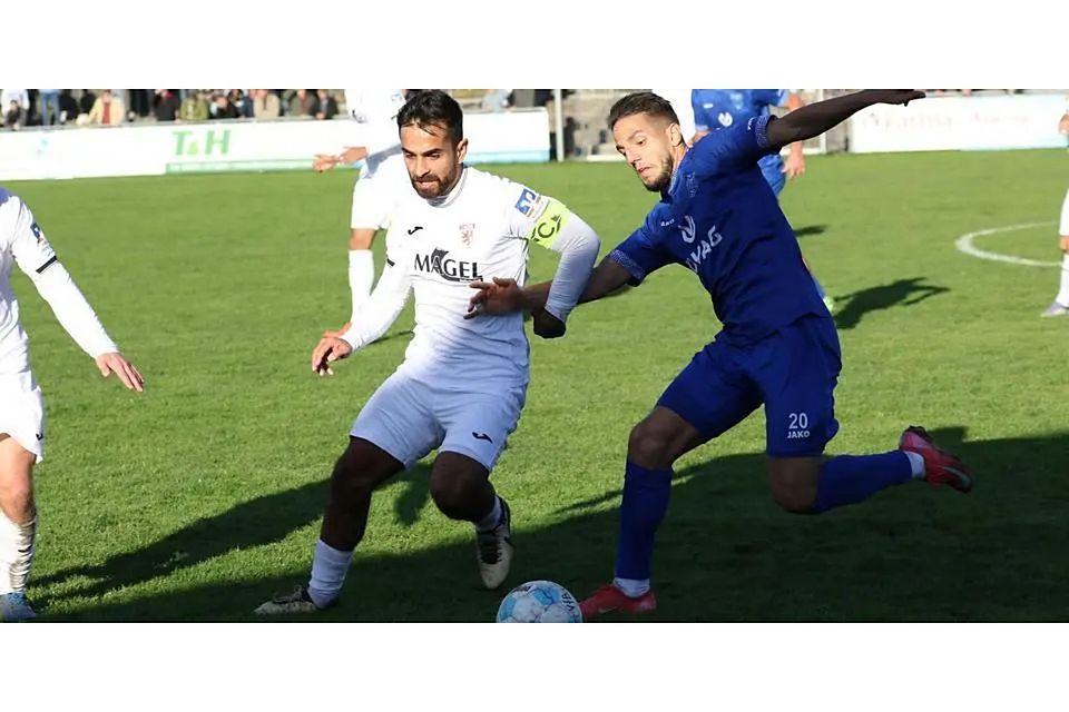 Der Führungstreffer von Gentrit Limani (r.) reicht dem VfB Marburg nicht, um den Spitzenreiter in der Fußball-Hessenliga zu schocken. Am Ende feiert die U21 von Eintracht Frankfurt doch noch einen 3:1-Erfolg auf eigenem Platz. (Archivbild) © Jens Schmidt