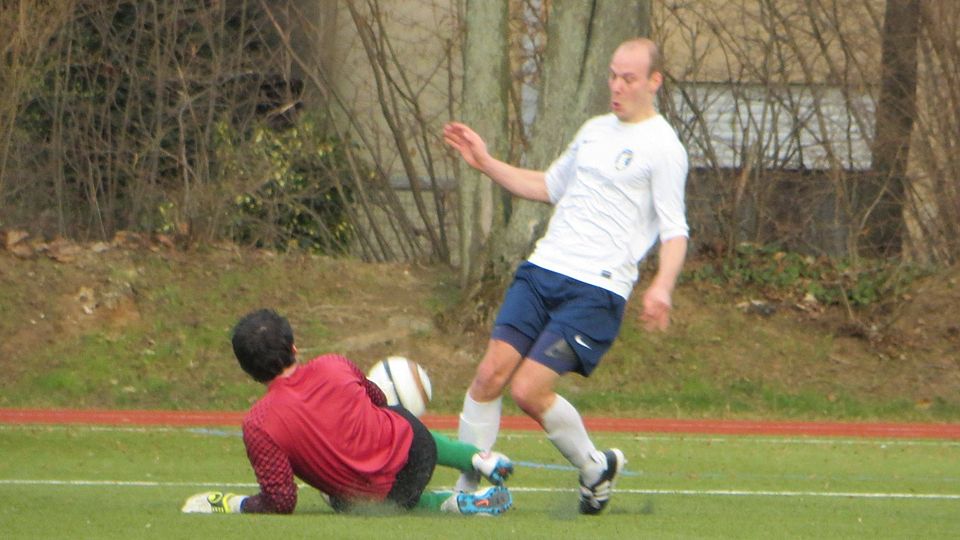 In dieser Szene traf Carsten Dühring zwar nicht für den FC livngroom. Doch auch durch seinen Treffer siegte der Tabellenvierte beim SC Moguntia. Foto: Marth