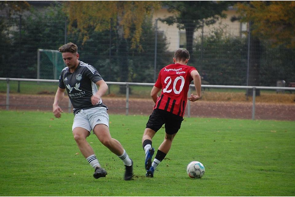 Kevin Peters (l., Huchem-Stammeln) dreht frustriert ab, sein Gegenspieler Frederik Blum (Wenau) enteilt mit dem Leder.