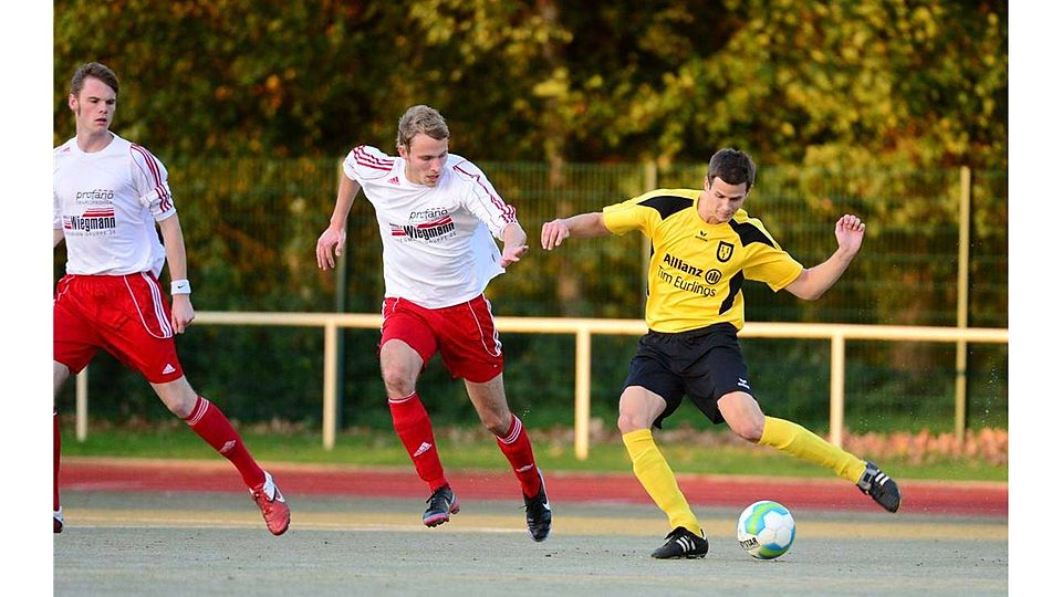 So sträflich frei wie Jonas Strehl sollte Bersenbrücks Daniel Heimann (in Weiß) einen Gegenspieler nicht flanken lassen. Foto: Rolf Kamper