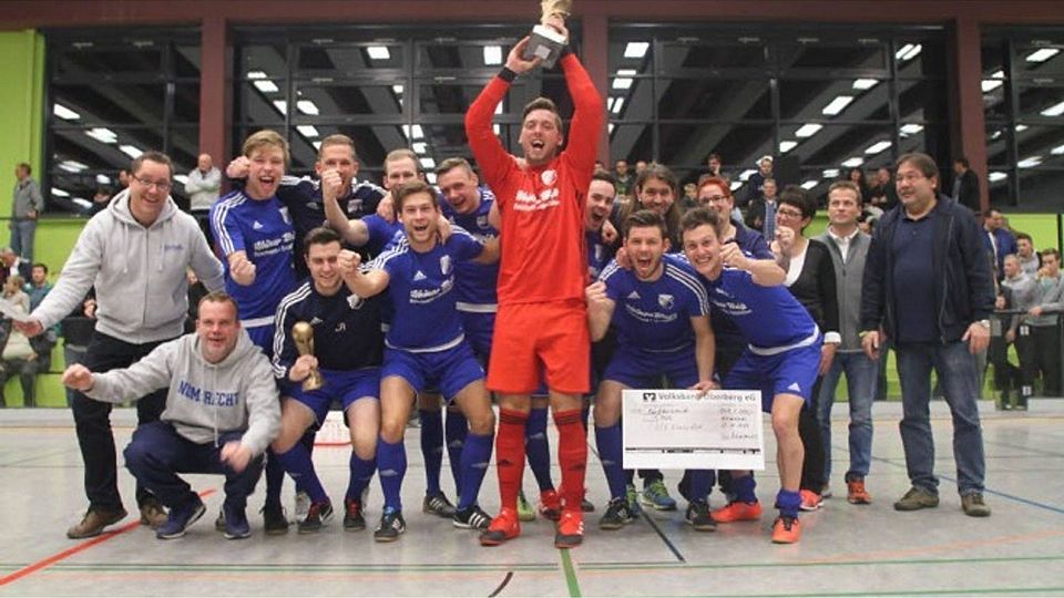 Zum zweiten Mal in Folge sicherten sich im vergangenen Jahr die Fußballer des SSV Nümbrecht Pokal und Siegerscheck beim Homburger Hallencup. Foto:Giesen