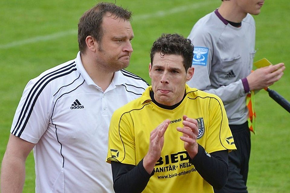 Sieg ohne Wert für den FC Amberg: Interimscoach Bernd Scheibel und Sebastian Müller verpassen die Relegationsspiele. F: Eberhardt