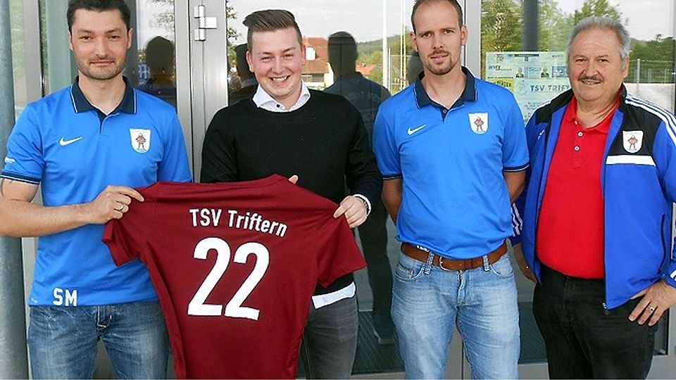 Die Abteilungsleiter Martin Szücs, Stefan Wimmer und  Vorstand Franz Altmann (v.l.) freuen sich über Neuzugang Julian Borndörfer (2.v.l.) Foto: TSV