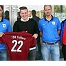 Die Abteilungsleiter Martin Szücs, Stefan Wimmer und  Vorstand Franz Altmann (v.l.) freuen sich über Neuzugang Julian Borndörfer (2.v.l.) Foto: TSV