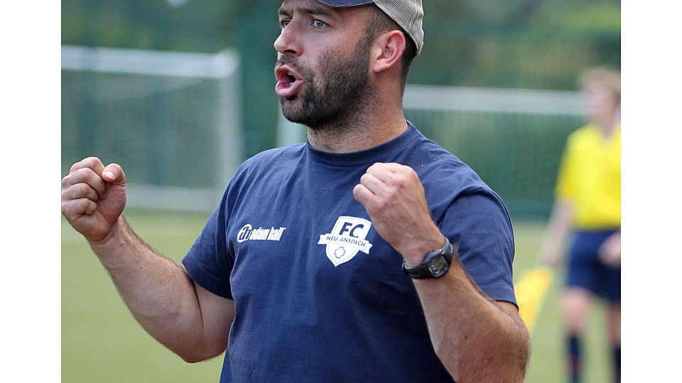 Trainer Rico Henrici jubelt erneut: Der FC Neu-Anspach siegt 5:2 und übernimm die Tabellenführung der Gruppenliga West.