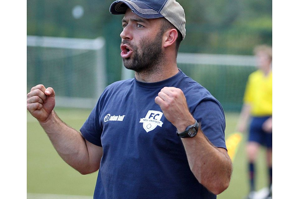Trainer Rico Henrici jubelt erneut: Der FC Neu-Anspach siegt 5:2 und übernimm die Tabellenführung der Gruppenliga West.