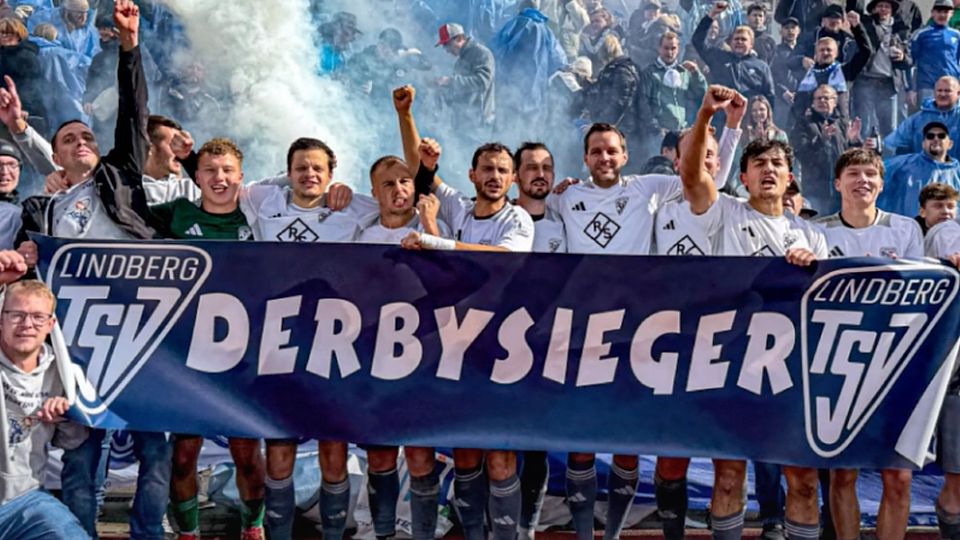 Derbysieg! So feierten die Lindberger am gestrigen Sonntag im Zwiesler Jahnstadion. 