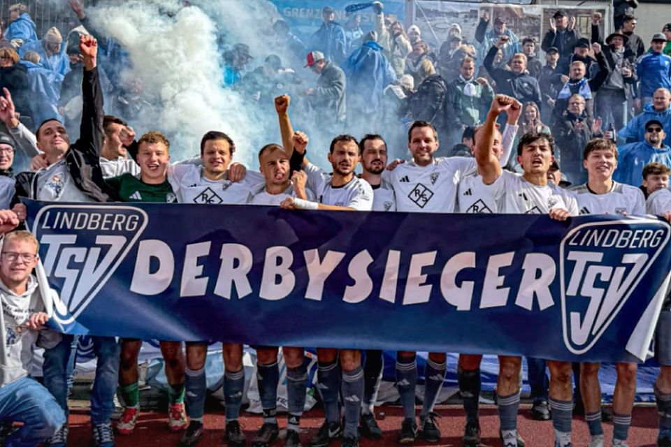 Derbysieg! So feierten die Lindberger am gestrigen Sonntag im Zwiesler Jahnstadion. 
