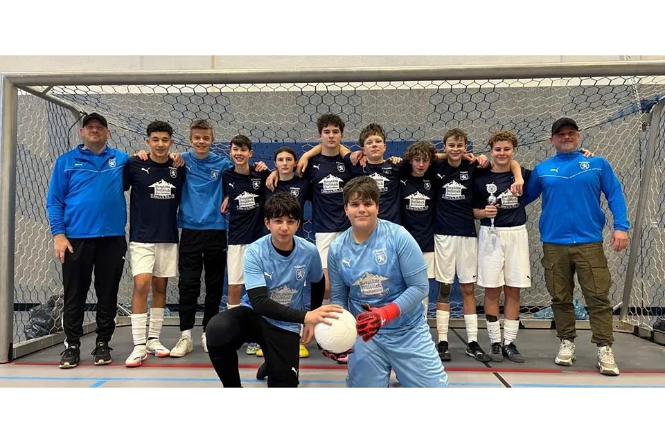 So sehen Sieger aus: Die C-Jugend des FC Burgsolms gewinnt das Turnier in eigener Halle durch einen 3:0-Finalerfolg über die SpVgg Bomber Bad Homburg. © FC Burgsolms