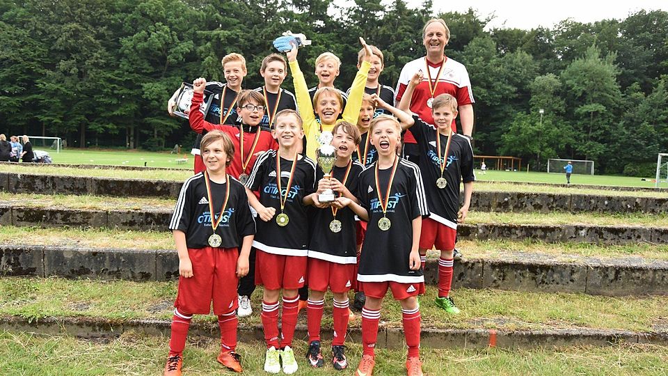 So sehen Sieger aus: Die ?russischen Spieler? des SV Viktoria Oldendorf um Trainer Holger Braasch freuen sich über den Mini-EM-Titel und den Pokal. Foto Schmidt