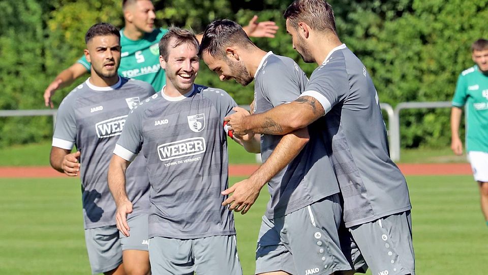 Wir sind Tabellenführer: Torschütze Adrian Ceci (2.v.re.) wurde in Penzberg von BCF-Kollegen Tahir Dalgin, Ralf Schubnell und Fabian Ratte gefeiert.