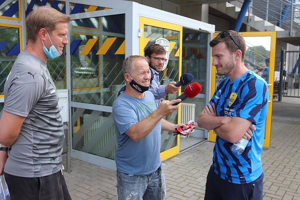  Kim Wenzel (ANTENNE Thüringen/2. v. l.) und Oliver Gussor (MDR - 3. v. l.) im Interview mit Justus Six (ganz rechts) und Trainer Robert Fischer (ganz links).