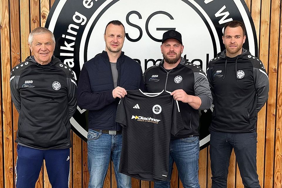 Von links: Vorstand Josef Heigl, der neue Trainer Roland Koszora, Sportlicher Leiter Daniel Schinabeck und Abteilungsleiter Andreas Serve. Von links: Vorstand Josef Heigl, der neue Trainer Roland Koszora, Sportlicher Leiter Daniel Schinabeck und Abteilungsleiter Andreas Serve.