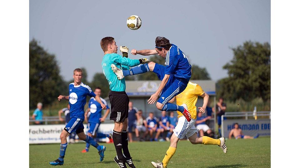 Ein Vorbild an Einsatz ist Neunkirchens Paul MIkulskij (in Blau): Hier im Pokal gegen Hollage ist der TuS-Angreifer aber etwas übereifrig. Foto: Rolf Kamper