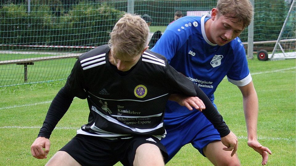 Nicht aus den Augen ließen die Höhenrainer um Johannes Ohlhof (re.) die Benediktbeurer wie hier Jakob Heiss.