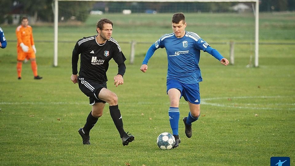 Der TSV Bockenau (blau) und die SG MMM (in schwarz) brauchten im Kampf um den Klassenerhalt unbedingt die maximale Punktausbeute. Am Ende bezwang die SG MMM den TSV mit 6:1 - Szene aus dem Hinspiel