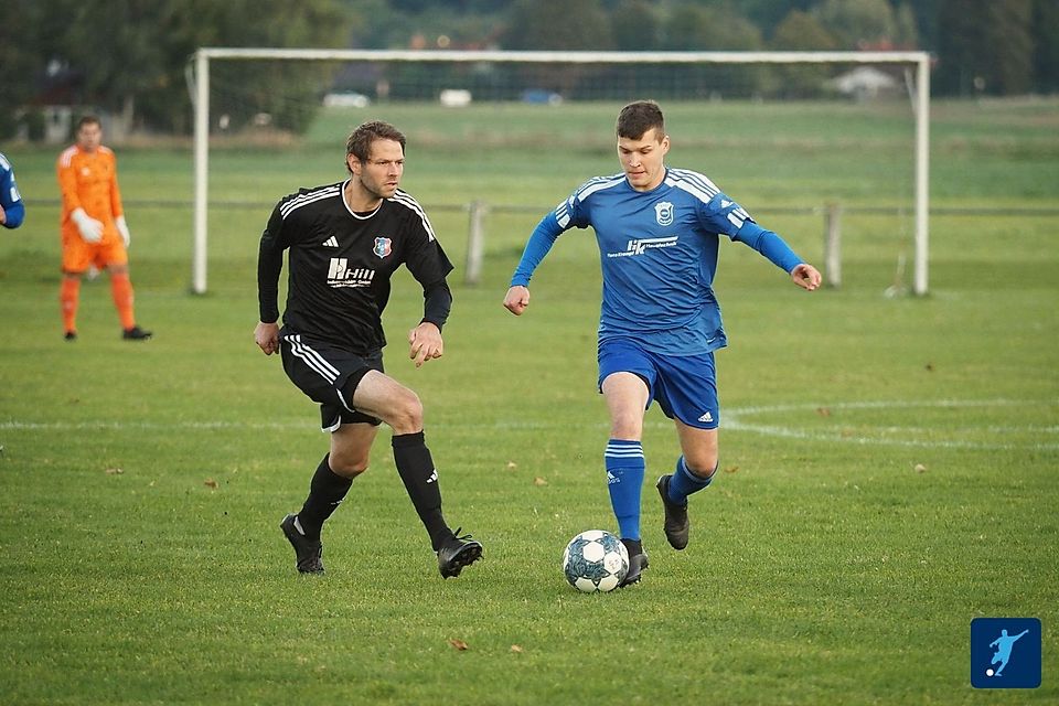 Der TSV Bockenau (blau) und die SG MMM (in schwarz) brauchten im Kampf um den Klassenerhalt unbedingt die maximale Punktausbeute. Am Ende bezwang die SG MMM den TSV mit 6:1 - Szene aus dem Hinspiel