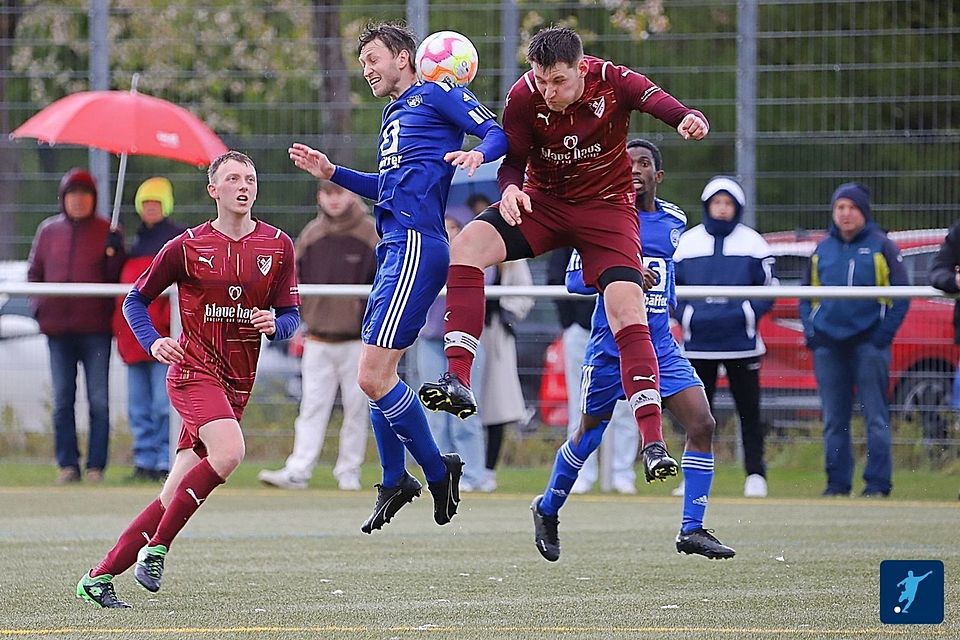 Deutliches 5:0 gegen den SV Freudenberg (in Rot), die Panduren des SV Raigering (in Blau) mischen im Meisterschaftskampf der Kreisliga Süd weiterhin kräftig mit.